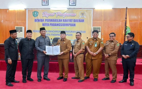 Pj. Wali Kota Padangsidimpuan, H. Timur Tumanggor, menandatangani Perda Pertanggungjawaban Pelaksanaan APBD 2023 bersama Ketua DPRD Kota Padangsidimpuan, Siwan Siswanto. (Sumber Fhoto : Padangsidimpuan Prokopim Official)