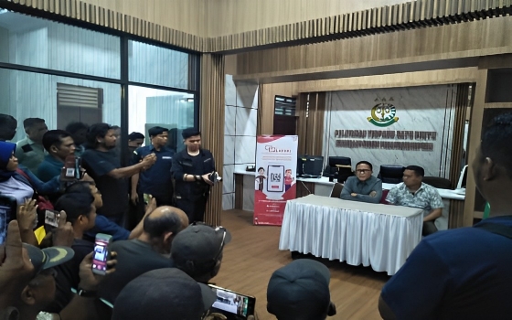 Foto: Aksi demonstrasi Aliansi Wartawan Padangsidimpuan di depan kantor Kejaksaan Negeri Padangsidimpuan. Para jurnalis meminta klarifikasi langsung dari Kajari terkait pernyataan kontroversial. Suasana kondusif tercipta setelah dialog dengan pihak kejaksaan.
