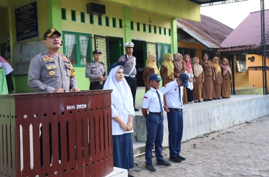 Kapolres Padangsidimpuan, AKBP Dudung Setyawan, memberikan arahan dan motivasi kepada pelajar SMP N 4 Padangsidimpuan, menekankan pentingnya disiplin, tekun belajar, dan menghindari kenakalan remaja.