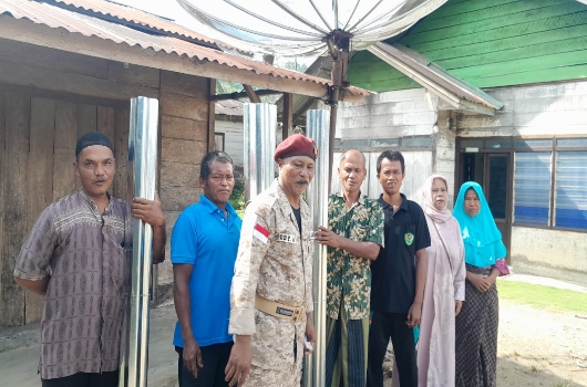 Edy Arianto, anggota DPRD Tapsel mewakili Ketua DPD Gerindra Sumut, Gus Irawan Pasaribu, menyerahkan bantuan kepada korban kebakaran di Desa Sibulele Muara, Kecamatan Batang Angkola, Tapanuli Selatan.