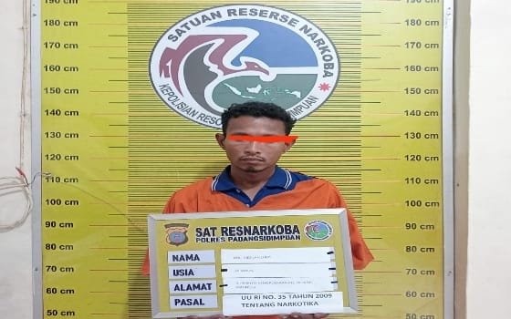 Foto: Penangkapan DAL dalam Operasi Razia Narkoba di Padang Sidempuan, disertai dengan barang bukti berupa plastik klip berisikan sabu.