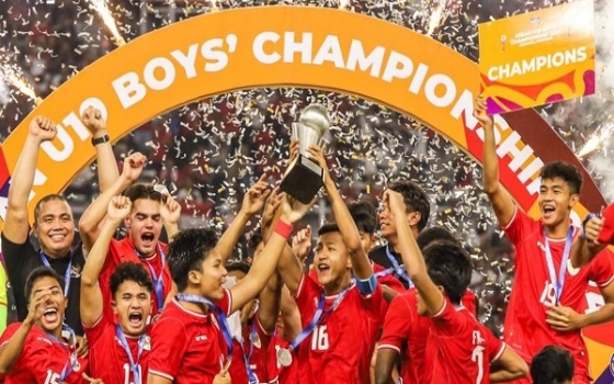 Timnas Indonesia U-19 berpose usai meraih juara Piala AFF U-19 2024.(sumber Fhoto : Antara Fhoto/Rizal Hanafi)