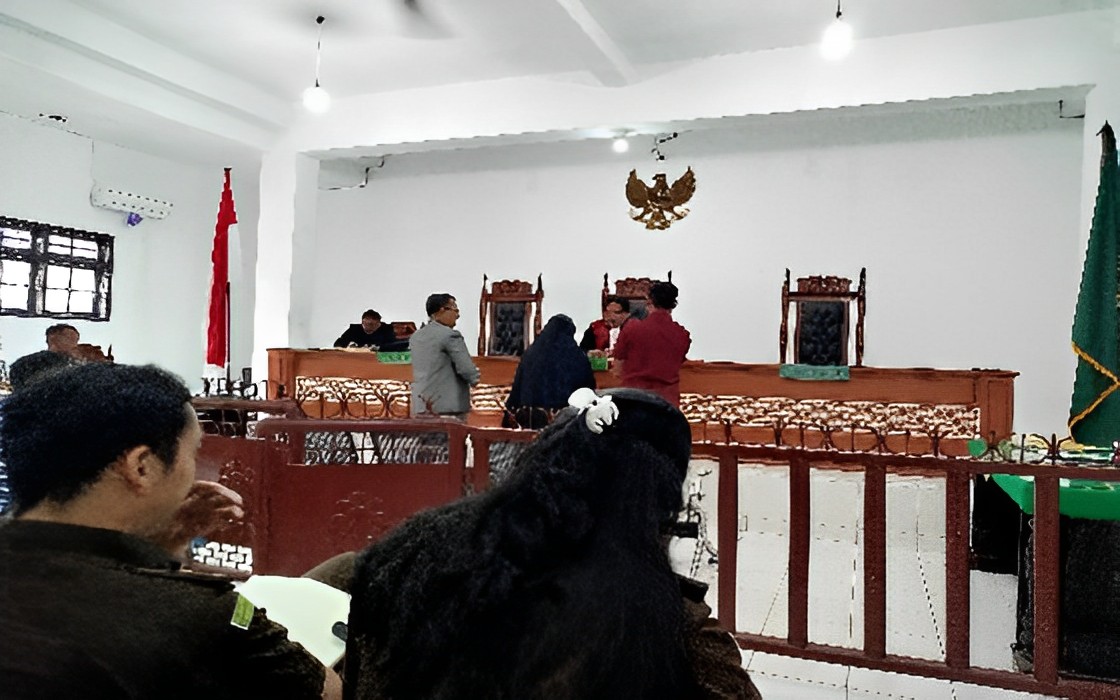 Sidang Praperadilan Kasus Korupsi ADD di Padangsidimpuan
Keterangan Foto: Sidang praperadilan penetapan Mustapa Kamal Siregar sebagai tersangka kasus dugaan korupsi Alokasi Dana Desa (ADD) Kota Padangsidimpuan tahun anggaran 2023 di Pengadilan Negeri Padangsidimpuan, Selasa (30/7/2024).