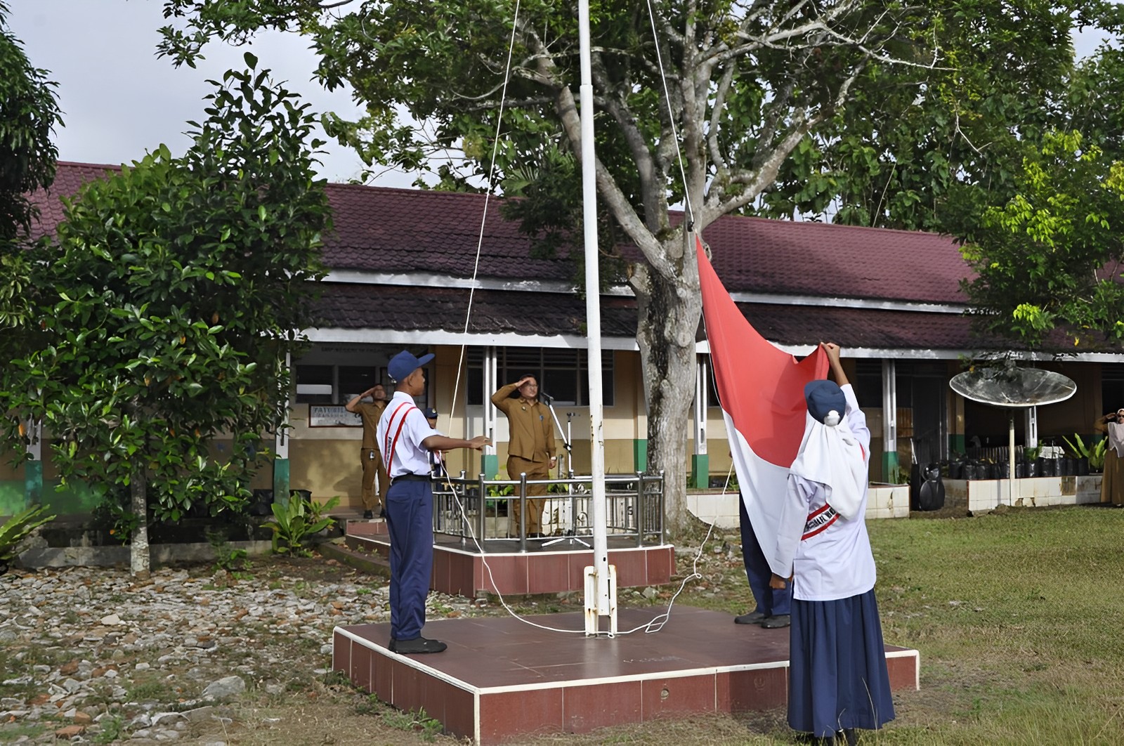Keterangan Foto:
Kepala Dinas Pendidikan Kota Padangsidimpuan, Ahmad Rizki Hariri Hasibuan, S.STP., M.SP, memberikan arahan saat menjadi pembina Upacara Bendera di SMP Negeri 10 Kota Padangsidimpuan. Kunjungan beliau bertujuan untuk mendorong peningkatan mutu pendidikan dengan melibatkan berbagai pihak terkait.