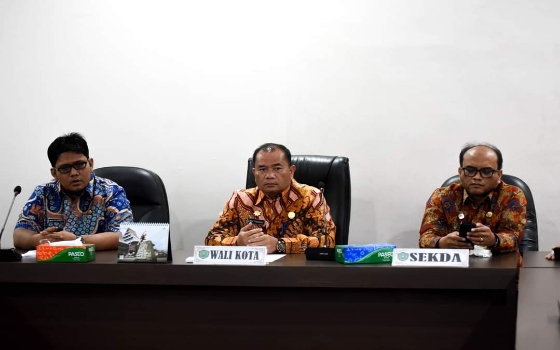 Keterangan Foto:
Wali Kota Padangsidimpuan dan perwakilan massa aksi membahas penanganan kerusakan bendungan yang mengganggu pasokan air. Ahmad Juni, Kepala Dinas PUPR, juga turut hadir untuk mencari solusi dengan pembuatan pipa riul. Kolaborasi yang kuat diharapkan segera menyelesaikan masalah pasokan air.(Sumber Fhoto : Padangsidimpuan Prokopim Official)