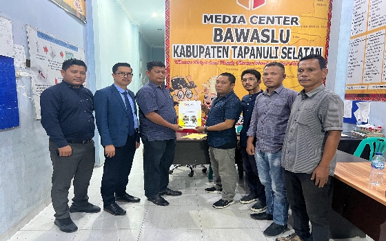 Foto: Anggota DPRD Tapsel dari Partai Golkar, Edison Rambe, dan tim kuasa hukumnya memberikan keterangan terkait pelaporan Bupati Tapsel Dolly Putra Pasaribu ke Bawaslu. Langkah ini dilakukan sebagai respons terhadap dugaan pelanggaran hukum dalam Pilkada yang dilakukan oleh Bupati, menekankan pentingnya penegakan aturan dan keadilan dalam proses demokrasi.