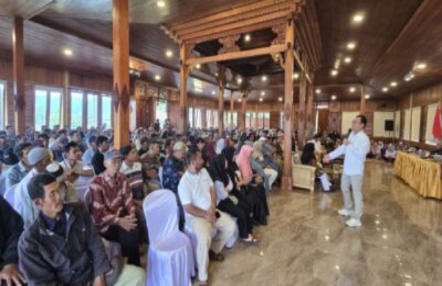 Anggota DPR RI, Gus Irawan Pasaribu saat beebicara di hadapan ribuan warga Sipirok.