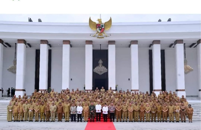 Teks Fhoto : Upaya memperkuat sinergi antara pemerintah daerah dengan pembangunan nasional, PJ Walikota Padangsidimpuan T. Tumanggor, S.Pt., M.Si., M.M., menghadiri undangan dan arahan Presiden RI, Joko Widodo, di Istana Negara, Ibu Kota Nusantara (IKN), Kabupaten Penajam Paser Utara, Provinsi Kalimantan Timur. 