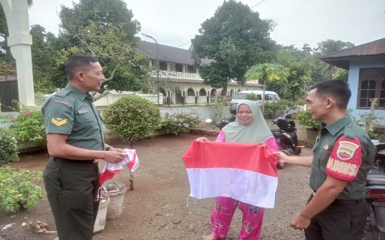 Foto: Babinsa Koramil 02/Kota Dim 0212/TS, Sertu AR Siregar, membagikan bendera Merah Putih kepada warga sebagai imbauan peringati HUT RI ke-79, untuk mendorong pengibaran bendera sebagai simbol patriotisme dan cinta kepada NKRI.