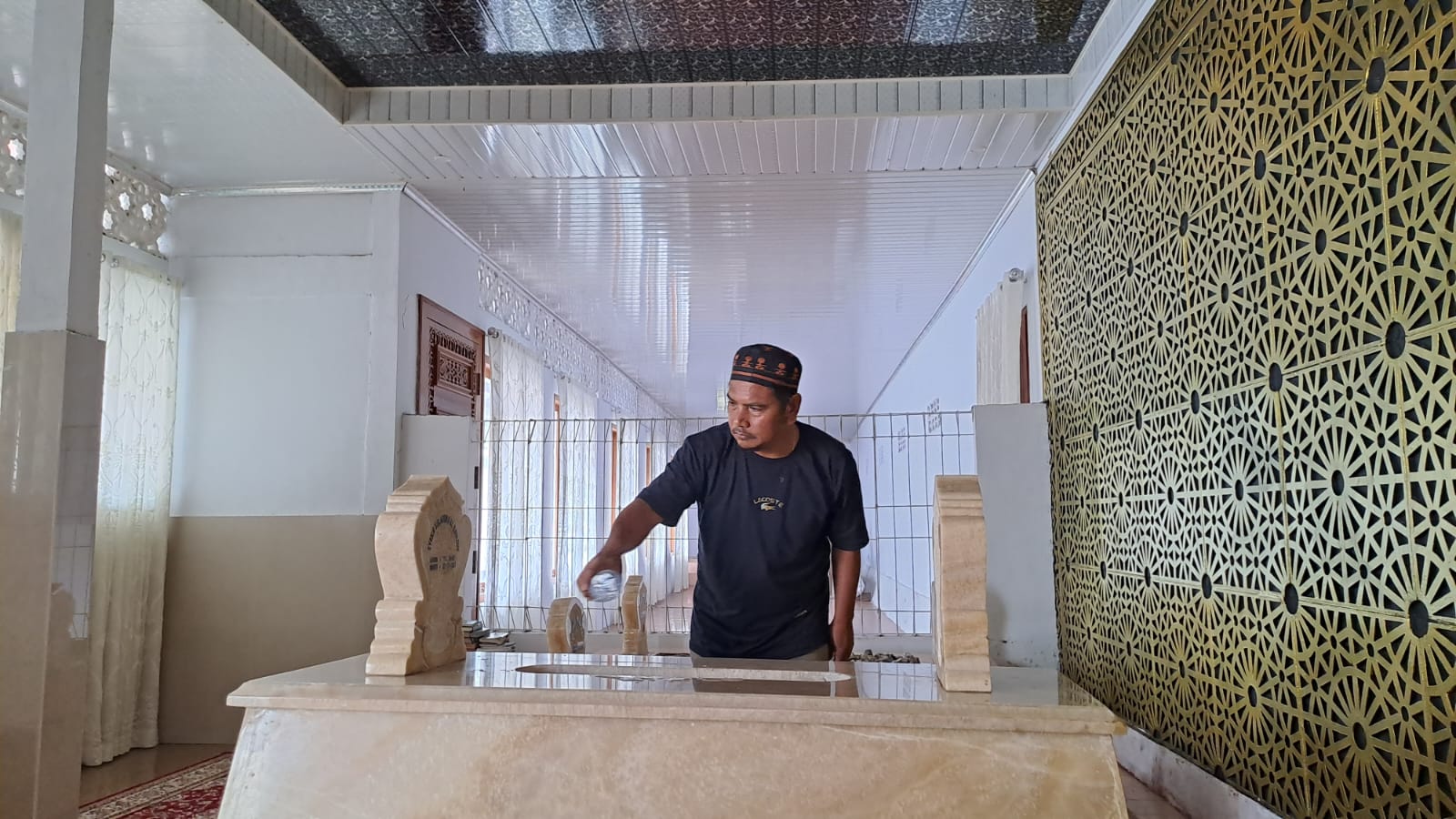 Keterangan Foto: Pemimpin Redaksi KompasReal.com, Ahmad Mubin Lubis, dan rombongan melakukan ziarah ke makam Syekh Sulaiman Lubis Al Kholidi di Hutapungkut untuk menghormati jejak ulama terkemuka yang menginspirasi dengan ajaran agama dan semangat kebangsaannya.