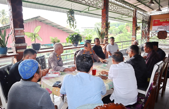 Keterangan foto: Kapolres Padangsidimpuan dan wartawan pokja Polres Padangsidimpuan tengah ngopi bersama di kantin Mapores Padangsidimpuan.