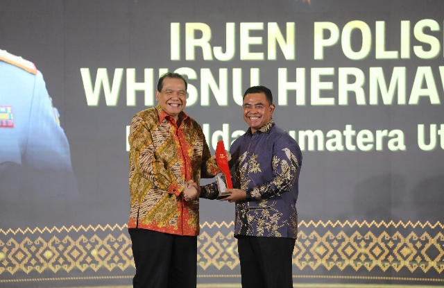 Teks Fhoto : Kapolda Sumut, Irjen Pol Whisnu Hermawan Februanto, terima penghargaan 'Best Leadership in Law & Crime Prevention' dari CNN Indonesia Awards 2024. Whisnu tekankan transparansi dan sinergi untuk keamanan.