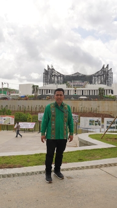 Teks Foto: Penulis Khairul Arief Nasution di depan Istana Negara Ibu Kota Nusantara (IKN), Penajam Paser Utara, Kalimantan Timur.