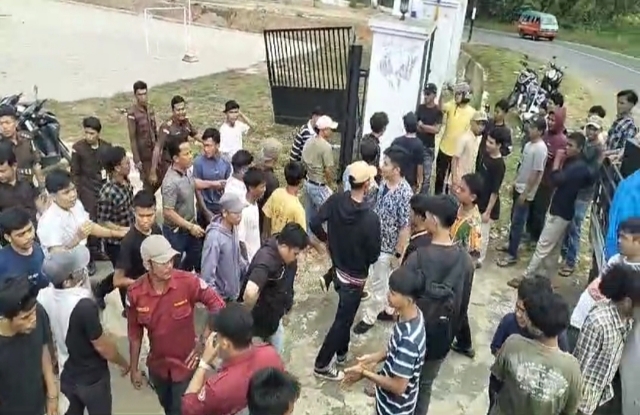 Teks Fhoto : Kericuhan di Kejari Tapsel menunjukkan massa saling dorong dan lempar botol air dalam demo pro-kontra. Situasi memanas terjadi di depan pintu gerbang kantor.