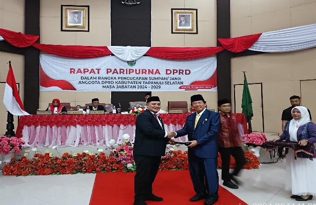 Teks Fhoto : 35 Anggota DPRD Tapsel dilantik untuk periode 2024-2029, siap mewujudkan aspirasi masyarakat Tapanuli Selatan dengan integritas dan dedikasi tinggi.