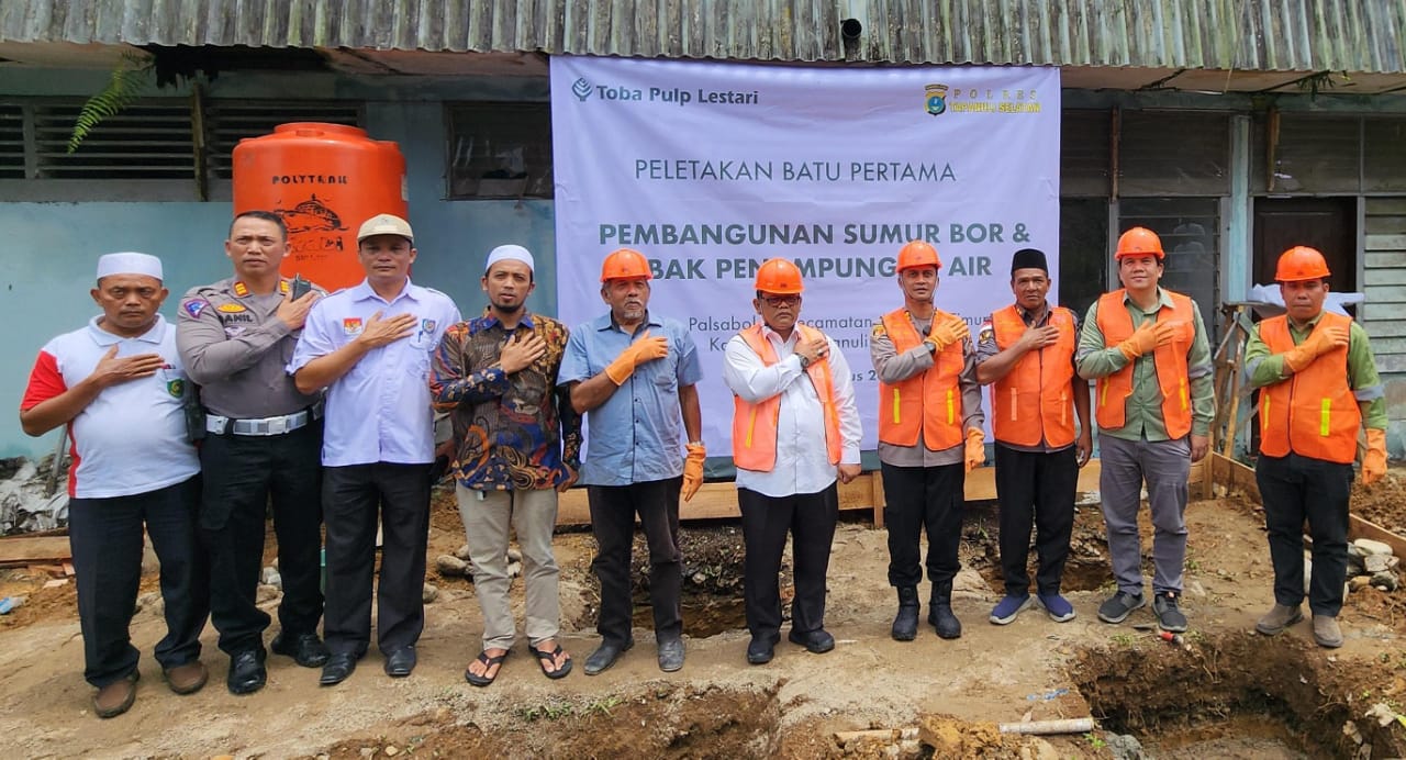 teks Fhoto : Peletakan batu pertama pembangunan sumur bor dan penampungan air di Desa Palsabolas, Tapanuli Selatan, hasil kolaborasi TPL dan Polres Tapsel untuk memenuhi kebutuhan air bersih masyarakat.