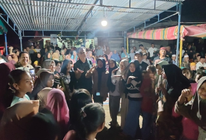 Seribuan warga berdendang bersama H. Gus Irawan Pasaribu saat berkunjung ke Desa Sibulele Muara, dalam rangka silaturahmi dan serap aspirasi.