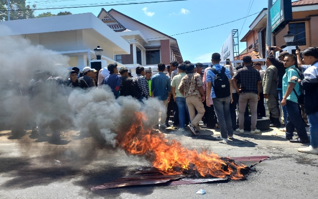 Keterangan Foto: Massa mahasiswa menggelar aksi unjuk rasa di depan Kantor Kejaksaan Negeri Padangsidimpuan menuntut penjelasan kasus pemotongan dana desa.
