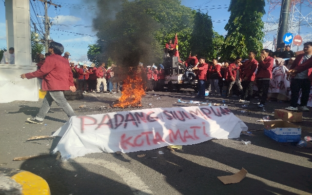 Keterangan Foto: Massa PC IMM berorasi di depan Kantor Wali Kota Padangsidimpuan menuntut evaluasi 100 hari kerja pemerintahan.