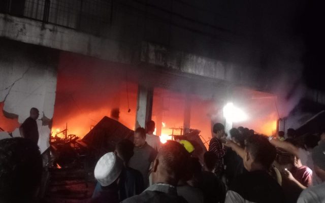 Keterangan Foto: Kobaran api melahap ruko tiga tingkat toko panorama di Sinunukan, Mandailing Natal.