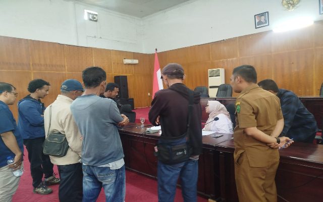 Keterangan Foto: Wartawan Aliansi Mata Pena Indonesia menggelar aksi unjuk rasa di depan Kantor Wali Kota Padangsidimpuan datangi Kantor DPRD terkait pemangkasan anggaran media.