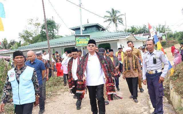 Keterangan Foto:
Bupati Tapsel H. Gus Irawan Pasaribu meresmikan Masjid Al-Mukhtariah sebagai pusat kegiatan keagamaan dan sosial masyarakat di Sitabo-tabo.