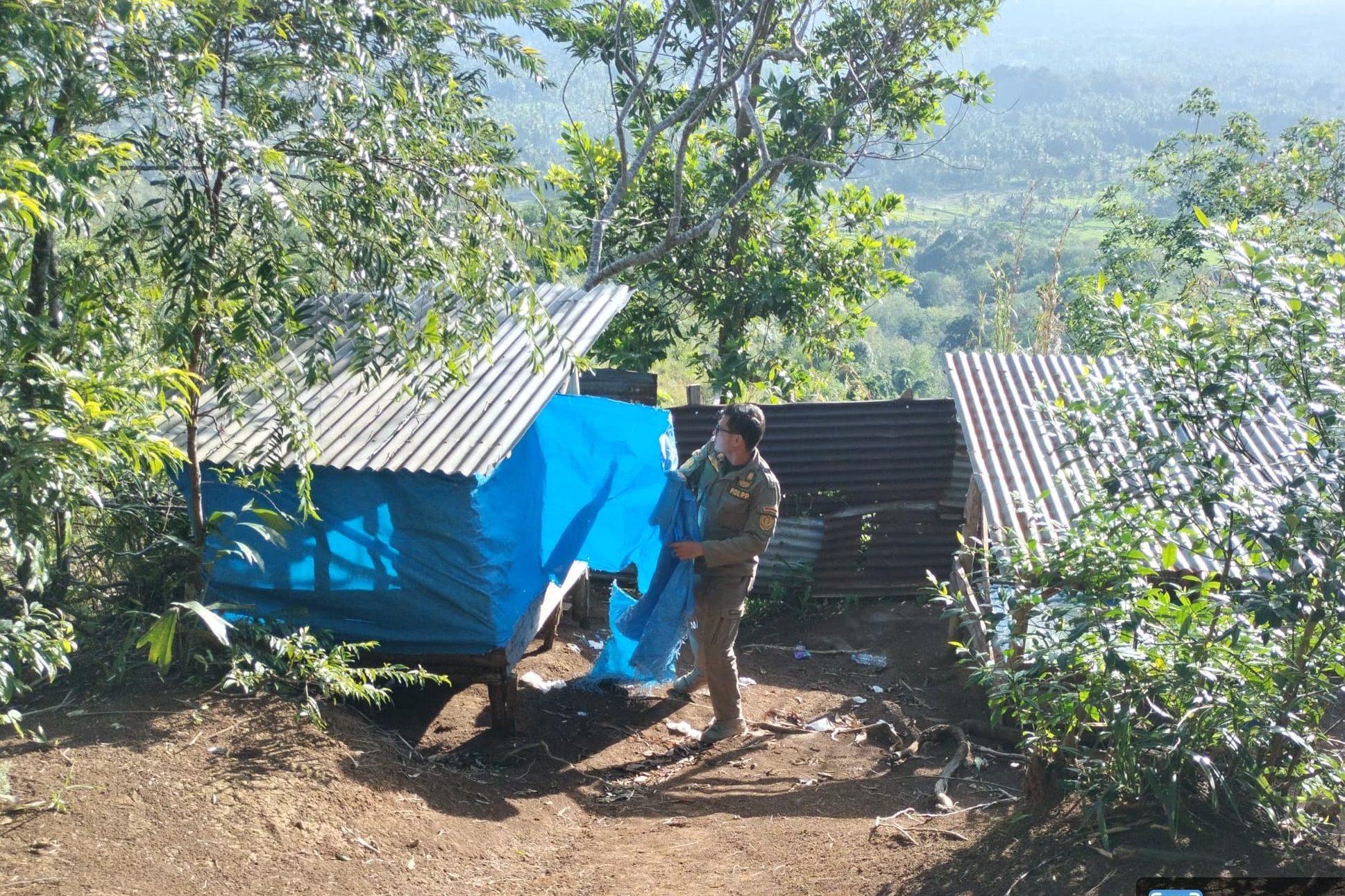 Keterangan Foto: Petugas Satpol PP Kota Padangsidimpuan membongkar penutup pondok yang melanggar peraturan di kawasan wisata Tor Simarsayang.