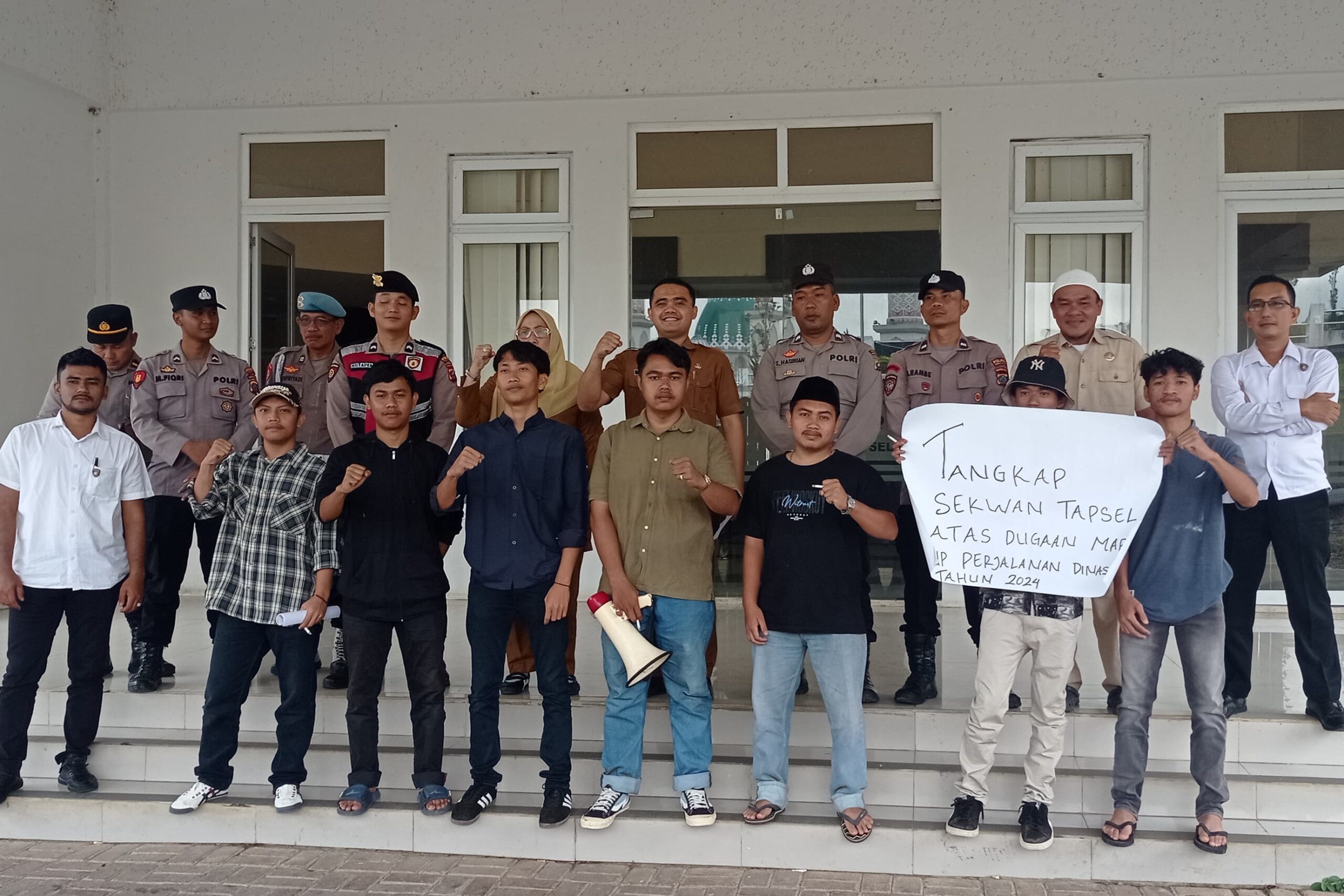 Keterangan Foto
Mahasiswa Tapsel menggelar aksi unjuk rasa menuntut pemeriksaan Sekretaris Dewan terkait anggaran perjalanan dinas.