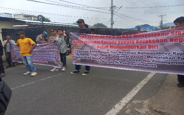 Keterangan Foto: Mahasiswa memblokade jalan dan membakar ban mobil saat aksi protes di depan Kejaksaan Negeri Padangsidimpuan.
