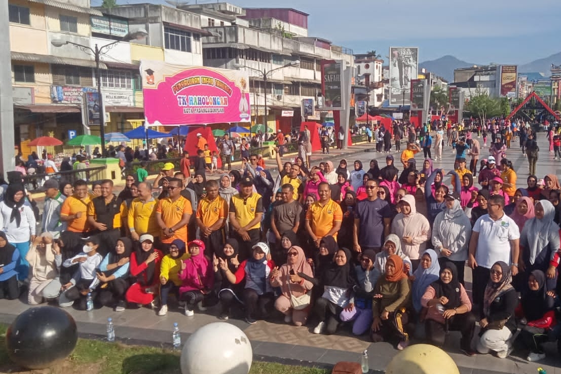 Keterangan Foto:
Masyarakat dan Polri mengikuti senam bersama di Alaman Bolak, Padangsidimpuan, dalam rangka HUT Bhayangkara ke-79.