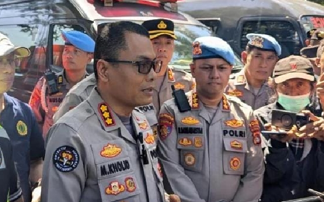 Foto: Tim gabungan mengevakuasi pendaki Brazil dari Gunung Rinjani.