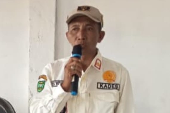 Keterangan Foto: Kepala Desa Kuala Batahan, Syamsi, mendapat sorotan dari warga yang terkait pengurusan surat keterangan ahli waris.
