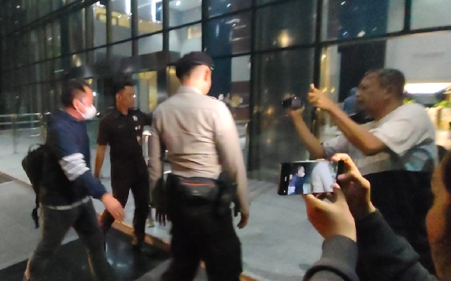 Keterangan Foto:
Enam terduga kasus korupsi proyek jalan tiba di Gedung KPK untuk pemeriksaan intensif