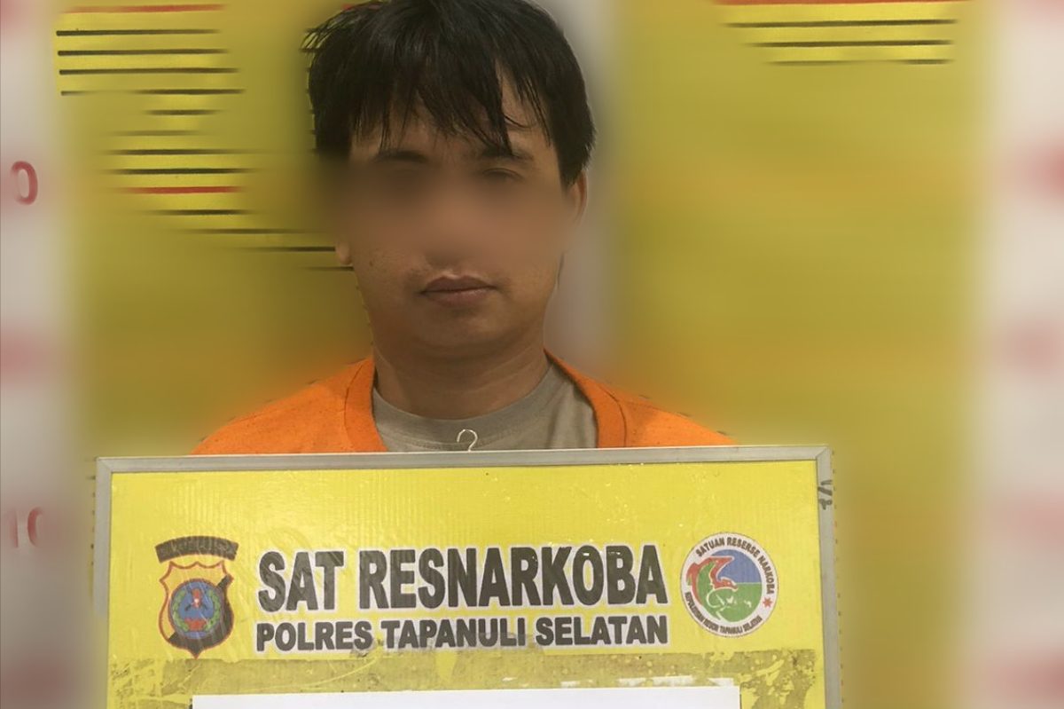 Keterangan Foto: Personel Satresnarkoba Polres Tapanuli Selatan saat mengamankan barang bukti narkoba di Desa Hapesong Lama.