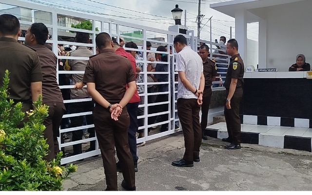 Keterangan Foto: Aliansi Pemersatu Kota Padangsidimpuan menyampaikan pernyataan sikap terkait kasus pemotongan ADD 2023.