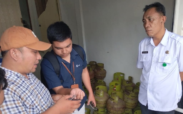 Keterangan Foto : Petugas razia memeriksa distribusi gas LPG subsidi di salah satu pangkalan di Padangsidimpuan.