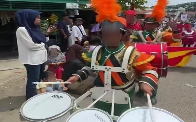 Keterangan Foto: Tangkapan Layar Warga Padangsidimpuan menikmati kemeriahan pawai deville dan marching band pada perayaan HUT RI sebelumnya tahun 2024.