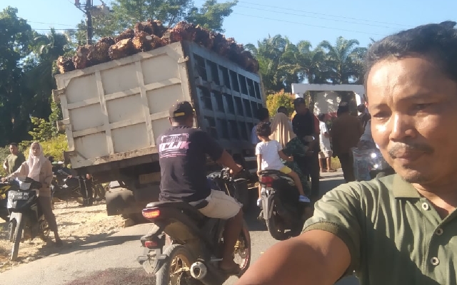 Keterangan Foto : Kerusakan di jalan raya lintas Pulo Padang Batahan yang memicu kecelakaan lalu lintas di Desa Sinunukan, Mandailing Natal.
