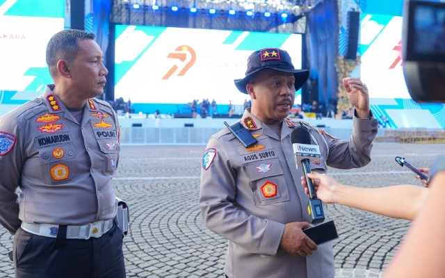 Keterangan Foto : Personel Korlantas Polri mengatur arus lalu lintas di Jakarta selama rangkaian HUT Bhayangkara ke-79.