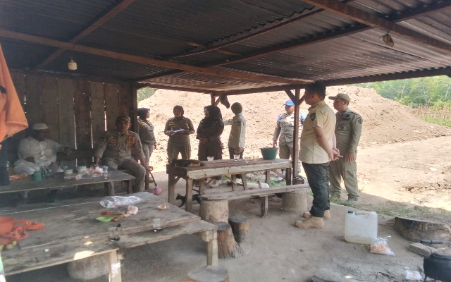 Keterangan foto: Tim Satpol PP Padangsidimpuan melakukan pengawasan bangunan dan pelanggaran perda di sejumlah lokasi.