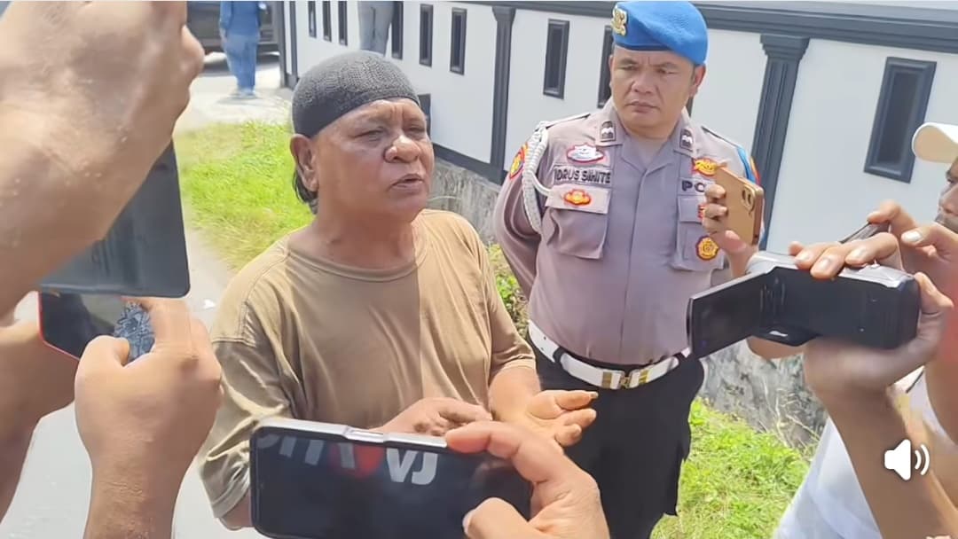 Keterangan foto: Kepala Lingkungan III, Ujungpadang  Dambon Siregar, yang turut mendampingi penggeledahan rumah Direktur PT Dalihan Natolu Grup di Padangsidimpuan saat diwawancara awak media. 