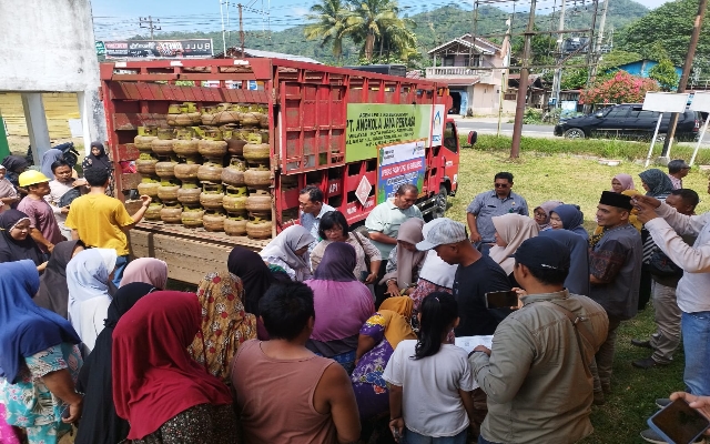 Keterangan Foto: Antusiasme warga menerima distribusi LPG 3Kg bersubsidi dalam operasi pasar di Padangsidimpuan.