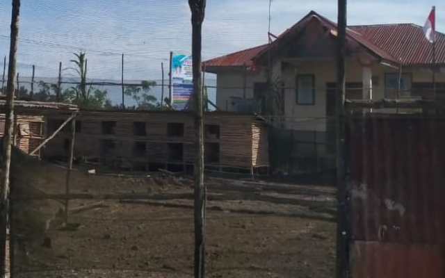 Keterangan Foto: Halaman kantor Desa Sialagundi yang dipenuhi kandang ayam warga menimbulkan keraguan atas pengukuhan sebagai Desa Toleransi.
