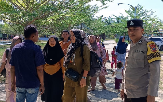 Foto: Bripka Zulkifli Hasibuan memberikan himbauan kamtibmas kepada pengunjung Water Park Sisunggul Lungun dan jemaat GPDI Ministry Sibuhuan.