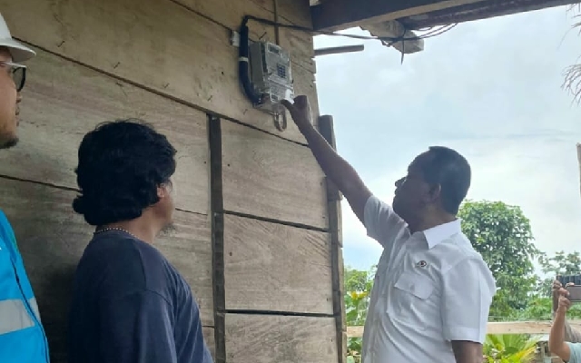 Menteri Energi Sumber Daya Mineral (ESDM), Bahlil Lahadalia percepat penyediakan aliran listrik di desa-desa yang belum menikmati listrik.