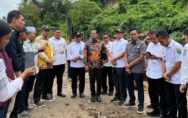 Keterangan Foto: Ketua Tim Dapil 7 DPRD Sumut, Roby Agusman Harahap, meninjau kondisi bendungan Hapinis yang rusak.
