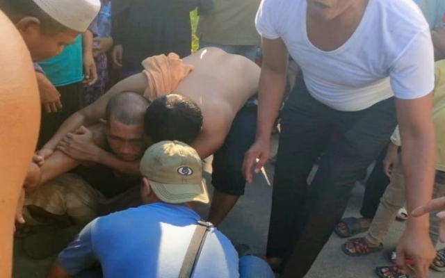 Keterangan Foto : Tim kepolisian dan warga melakukan pencarian korban hanyut di Sungai Barumun, Desa Simangambat Julu.