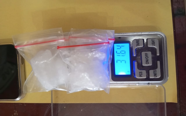 Keterangan Foto:Petugas Satresnarkoba Polres Palas menunjukkan barang bukti sabu hasil penangkapan di Sosa Timur.