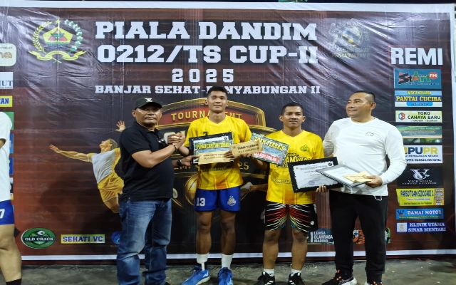 Keterangan Foto: Tim Prima Jaya VC merayakan kemenangan dramatis mereka di final Piala Dandim 0212/TS Cup 2.