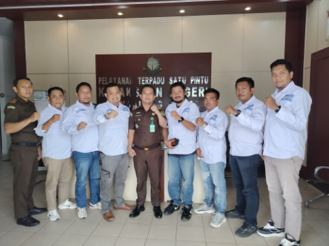 Keterangan Fhoto : JMSI Tabagsel Audense dengan Kajari Mandailing Natal